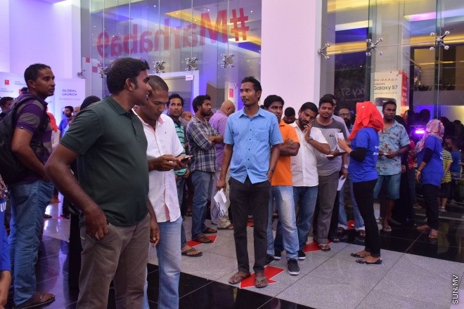 މާޗް 19، 2016: ދިރާގުން ސެމްސަންގް އެސް7 އަދި އެސް7 އެޖް ގެ ފޯނު ރާއްޖޭގެ މާކެޓަށް ނެރުމަށް ބޭއްވި ކުލަގަދަ ރަސްމިއްޔާތުގެ ތެރެއިން -- ސަން ފޮޓޯ/ފަޔާޒު މޫސާ