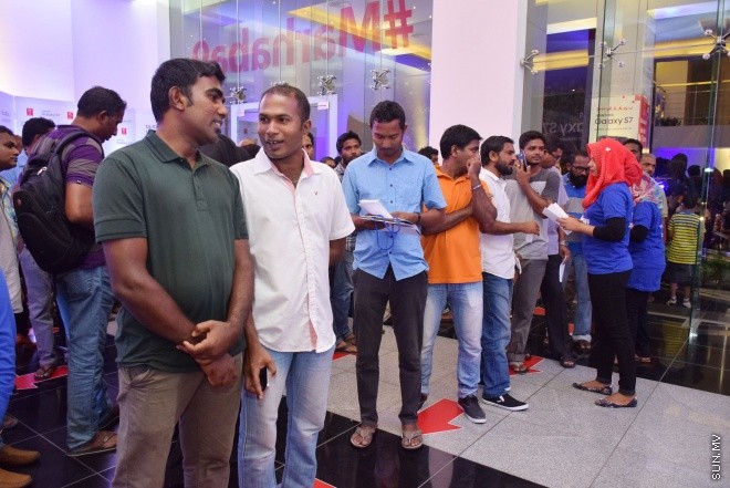 މާޗް 19، 2016: ދިރާގުން ސެމްސަންގް އެސް7 އަދި އެސް7 އެޖް ގެ ފޯނު ރާއްޖޭގެ މާކެޓަށް ނެރުމަށް ބޭއްވި ކުލަގަދަ ރަސްމިއްޔާތުގެ ތެރެއިން -- ސަން ފޮޓޯ/ފަޔާޒު މޫސާ