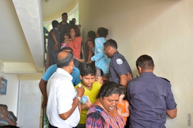 22 މާޗް 2016: ސިނަމާލެ-1 ފްލެޓުގެ ހަތަރު ވަނަ ބުރީގައި ހުރި އެޕާޓްމަންޓެއްގައި އަލިފާންރޯވެ، އެ ފުލެޓުގެ ބޮޑު ބައެއްގައި އަލިފާން ރޯވި ހާދިސާ: ފުލެޓުގައި ގާއިމުކޮށްފައިވާ އަލިފާން ނިއްވާ ނިޒާމު ހަލާކުވެފައި ހުރުމުން، ސިފައިންނާއި ފުލުހުންގެ މަސައްކަތުން އަލިފާން ނިއްވާލެވުނީ ދޮޅު ގަޑިއެއްހާއިރުގެ މަސައްކަތުން -- ސަން ފޮޓޯ/ ފަޔާޒު މޫސާ