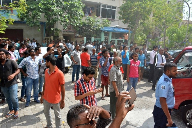 22 މާޗް 2016: ސިނަމާލެ-1 ފްލެޓުގެ ހަތަރު ވަނަ ބުރީގައި ހުރި އެޕާޓްމަންޓެއްގައި އަލިފާންރޯވެ، އެ ފުލެޓުގެ ބޮޑު ބައެއްގައި އަލިފާން ރޯވި ހާދިސާ: ފުލެޓުގައި ގާއިމުކޮށްފައިވާ އަލިފާން ނިއްވާ ނިޒާމު ހަލާކުވެފައި ހުރުމުން، ސިފައިންނާއި ފުލުހުންގެ މަސައްކަތުން އަލިފާން ނިއްވާލެވުނީ ދޮޅު ގަޑިއެއްހާއިރުގެ މަސައްކަތުން -- ސަން ފޮޓޯ/ ފަޔާޒު މޫސާ