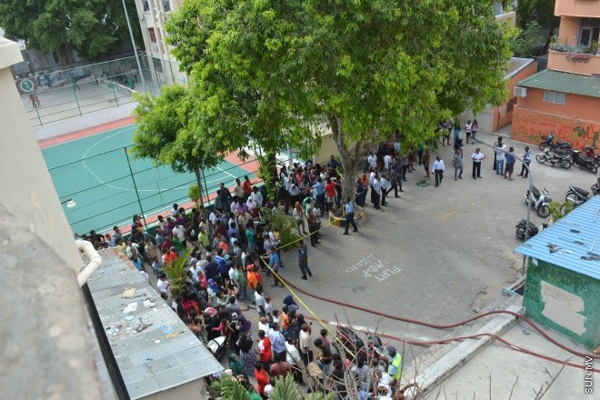 22 މާޗް 2016: ސިނަމާލެ-1 ފްލެޓުގެ ހަތަރު ވަނަ ބުރީގައި ހުރި އެޕާޓްމަންޓެއްގައި އަލިފާންރޯވެ، އެ ފުލެޓުގެ ބޮޑު ބައެއްގައި އަލިފާން ރޯވި ހާދިސާ: ފުލެޓުގައި ގާއިމުކޮށްފައިވާ އަލިފާން ނިއްވާ ނިޒާމު ހަލާކުވެފައި ހުރުމުން، ސިފައިންނާއި ފުލުހުންގެ މަސައްކަތުން އަލިފާން ނިއްވާލެވުނީ ދޮޅު ގަޑިއެއްހާއިރުގެ މަސައްކަތުން -- ސަން ފޮޓޯ/ ފަޔާޒު މޫސާ