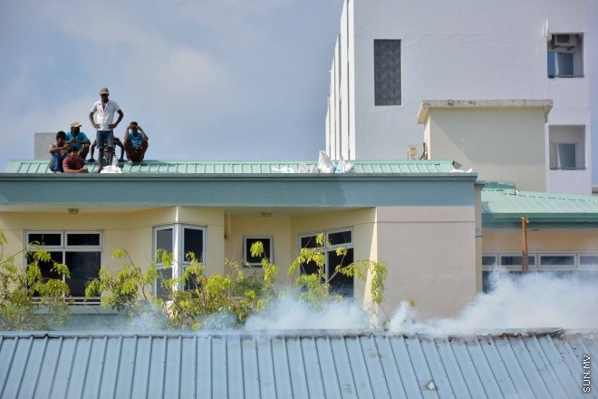 22 މާޗް 2016: ސިނަމާލެ-1 ފްލެޓުގެ ހަތަރު ވަނަ ބުރީގައި ހުރި އެޕާޓްމަންޓެއްގައި އަލިފާންރޯވެ، އެ ފުލެޓުގެ ބޮޑު ބައެއްގައި އަލިފާން ރޯވި ހާދިސާ: ފުލެޓުގައި ގާއިމުކޮށްފައިވާ އަލިފާން ނިއްވާ ނިޒާމު ހަލާކުވެފައި ހުރުމުން، ސިފައިންނާއި ފުލުހުންގެ މަސައްކަތުން އަލިފާން ނިއްވާލެވުނީ ދޮޅު ގަޑިއެއްހާއިރުގެ މަސައްކަތުން -- ސަން ފޮޓޯ/ ފަޔާޒު މޫސާ