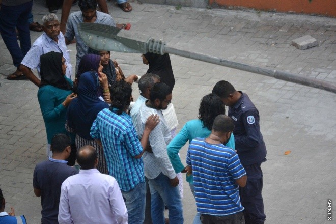 22 މާޗް 2016: ސިނަމާލެ-1 ފްލެޓުގެ ހަތަރު ވަނަ ބުރީގައި ހުރި އެޕާޓްމަންޓެއްގައި އަލިފާންރޯވެ، އެ ފުލެޓުގެ ބޮޑު ބައެއްގައި އަލިފާން ރޯވި ހާދިސާ: ފުލެޓުގައި ގާއިމުކޮށްފައިވާ އަލިފާން ނިއްވާ ނިޒާމު ހަލާކުވެފައި ހުރުމުން، ސިފައިންނާއި ފުލުހުންގެ މަސައްކަތުން އަލިފާން ނިއްވާލެވުނީ ދޮޅު ގަޑިއެއްހާއިރުގެ މަސައްކަތުން -- ސަން ފޮޓޯ/ ފަޔާޒު މޫސާ