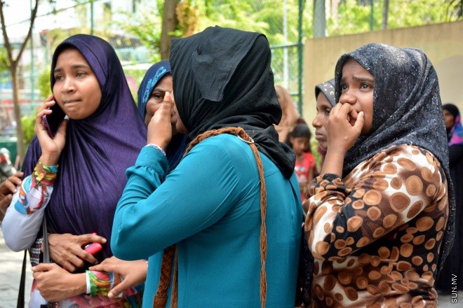 22 މާޗް 2016: ސިނަމާލެ-1 ފްލެޓުގެ ހަތަރު ވަނަ ބުރީގައި ހުރި އެޕާޓްމަންޓެއްގައި އަލިފާންރޯވެ، އެ ފުލެޓުގެ ބޮޑު ބައެއްގައި އަލިފާން ރޯވި ހާދިސާ: ފުލެޓުގައި ގާއިމުކޮށްފައިވާ އަލިފާން ނިއްވާ ނިޒާމު ހަލާކުވެފައި ހުރުމުން، ސިފައިންނާއި ފުލުހުންގެ މަސައްކަތުން އަލިފާން ނިއްވާލެވުނީ ދޮޅު ގަޑިއެއްހާއިރުގެ މަސައްކަތުން -- ސަން ފޮޓޯ/ ފަޔާޒު މޫސާ