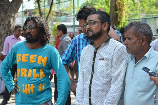 22 މާޗް 2016: ސިނަމާލެ-1 ފްލެޓުގެ ހަތަރު ވަނަ ބުރީގައި ހުރި އެޕާޓްމަންޓެއްގައި އަލިފާންރޯވެ، އެ ފުލެޓުގެ ބޮޑު ބައެއްގައި އަލިފާން ރޯވި ހާދިސާ: ފުލެޓުގައި ގާއިމުކޮށްފައިވާ އަލިފާން ނިއްވާ ނިޒާމު ހަލާކުވެފައި ހުރުމުން، ސިފައިންނާއި ފުލުހުންގެ މަސައްކަތުން އަލިފާން ނިއްވާލެވުނީ ދޮޅު ގަޑިއެއްހާއިރުގެ މަސައްކަތުން -- ސަން ފޮޓޯ/ ފަޔާޒު މޫސާ