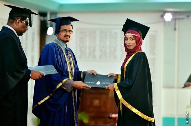 މާޗް 24، 2016: ދިވެހިރާއްޖޭގެ ގައުމީ ޔުނިވާސިޓީއިން ހިންގި ކޯސްތަކުން 845 ދަރިވަރުން ދަސްވެނިވުން -- ސަން ފޮޓޯ