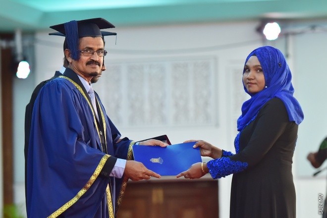 މާޗް 24، 2016: ދިވެހިރާއްޖޭގެ ގައުމީ ޔުނިވާސިޓީއިން ހިންގި ކޯސްތަކުން 845 ދަރިވަރުން ދަސްވެނިވުން -- ސަން ފޮޓޯ/ފަޔާޒު މޫސާ
