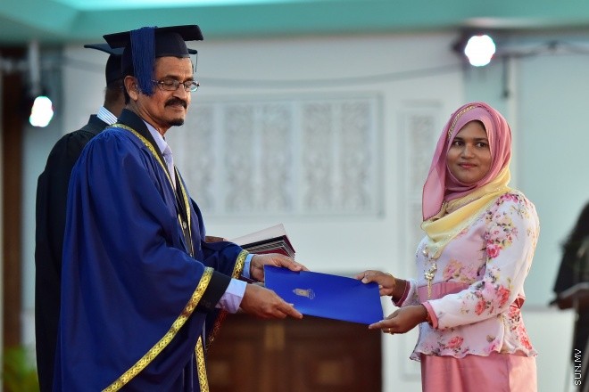 މާޗް 24، 2016: ދިވެހިރާއްޖޭގެ ގައުމީ ޔުނިވާސިޓީއިން ހިންގި ކޯސްތަކުން 845 ދަރިވަރުން ދަސްވެނިވުން -- ސަން ފޮޓޯ/ފަޔާޒު މޫސާ
