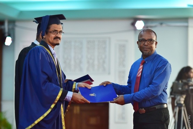 މާޗް 24، 2016: ދިވެހިރާއްޖޭގެ ގައުމީ ޔުނިވާސިޓީއިން ހިންގި ކޯސްތަކުން 845 ދަރިވަރުން ދަސްވެނިވުން -- ސަން ފޮޓޯ/ފަޔާޒު މޫސާ