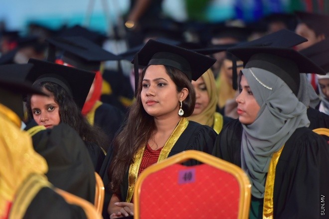 މާޗް 24، 2016: ދިވެހިރާއްޖޭގެ ގައުމީ ޔުނިވާސިޓީއިން ހިންގި ކޯސްތަކުން 845 ދަރިވަރުން ދަސްވެނިވުން -- ސަން ފޮޓޯ/ފަޔާޒު މޫސާ