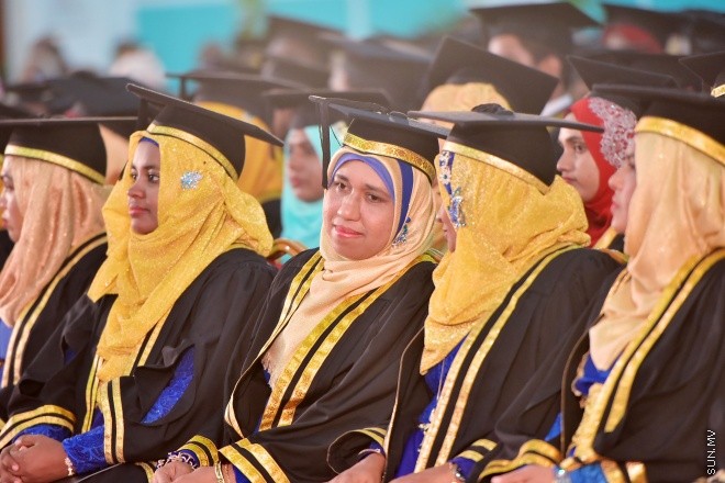 މާޗް 24، 2016: ދިވެހިރާއްޖޭގެ ގައުމީ ޔުނިވާސިޓީއިން ހިންގި ކޯސްތަކުން 845 ދަރިވަރުން ދަސްވެނިވުން -- ސަން ފޮޓޯ/ފަޔާޒު މޫސާ