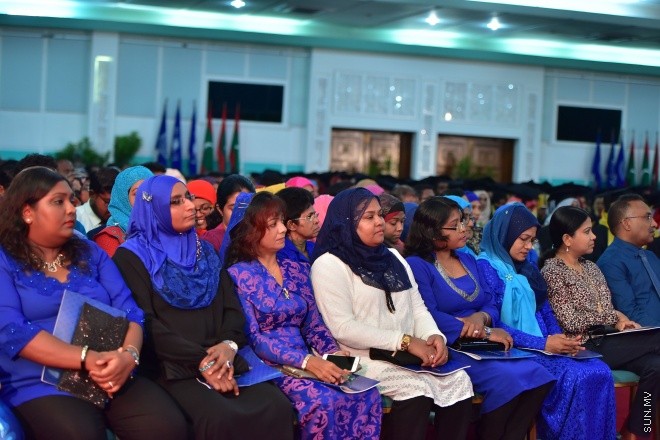 މާޗް 24، 2016: ދިވެހިރާއްޖޭގެ ގައުމީ ޔުނިވާސިޓީއިން ހިންގި ކޯސްތަކުން 845 ދަރިވަރުން ދަސްވެނިވުން -- ސަން ފޮޓޯ/ފަޔާޒު މޫސާ