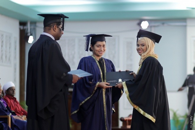 މާޗް 24، 2016: ދިވެހިރާއްޖޭގެ ގައުމީ ޔުނިވާސިޓީއިން ހިންގި ކޯސްތަކުން 845 ދަރިވަރުން ދަސްވެނިވުން -- ސަން ފޮޓޯ/ފަޔާޒު މޫސާ