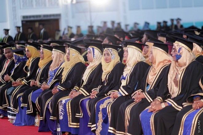 މާޗް 24، 2016: ދިވެހިރާއްޖޭގެ ގައުމީ ޔުނިވާސިޓީއިން ހިންގި ކޯސްތަކުން 845 ދަރިވަރުން ދަސްވެނިވުން -- ސަން ފޮޓޯ/ފަޔާޒު މޫސާ