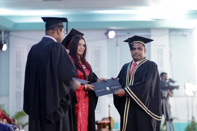 މާޗް 24، 2016: ދިވެހިރާއްޖޭގެ ގައުމީ ޔުނިވާސިޓީއިން ހިންގި ކޯސްތަކުން 845 ދަރިވަރުން ދަސްވެނިވުން -- ސަން ފޮޓޯ/ފަޔާޒު މޫސާ