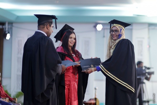 މާޗް 24، 2016: ދިވެހިރާއްޖޭގެ ގައުމީ ޔުނިވާސިޓީއިން ހިންގި ކޯސްތަކުން 845 ދަރިވަރުން ދަސްވެނިވުން -- ސަން ފޮޓޯ/ފަޔާޒު މޫސާ