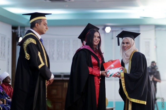 މާޗް 24، 2016: ދިވެހިރާއްޖޭގެ ގައުމީ ޔުނިވާސިޓީއިން ހިންގި ކޯސްތަކުން 845 ދަރިވަރުން ދަސްވެނިވުން -- ސަން ފޮޓޯ/ފަޔާޒު މޫސާ