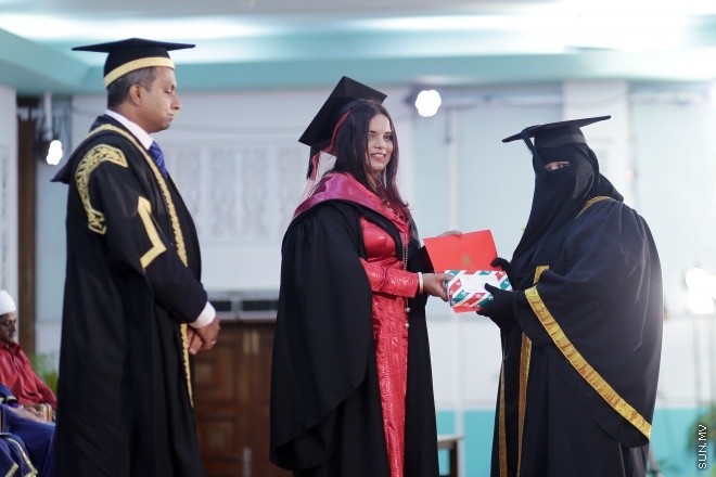 މާޗް 24، 2016: ދިވެހިރާއްޖޭގެ ގައުމީ ޔުނިވާސިޓީއިން ހިންގި ކޯސްތަކުން 845 ދަރިވަރުން ދަސްވެނިވުން -- ސަން ފޮޓޯ/ފަޔާޒު މޫސާ