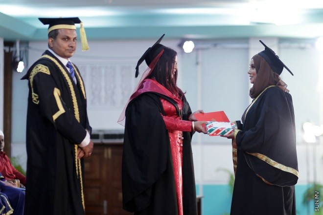 މާޗް 24، 2016: ދިވެހިރާއްޖޭގެ ގައުމީ ޔުނިވާސިޓީއިން ހިންގި ކޯސްތަކުން 845 ދަރިވަރުން ދަސްވެނިވުން -- ސަން ފޮޓޯ/ފަޔާޒު މޫސާ