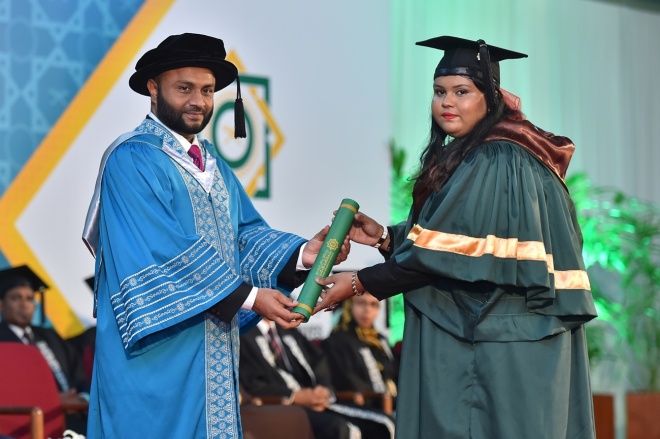 އޭޕްރީލް 1، 2016: އިސްލާމިިކް ޔުނިވަސިޓީގެ ފުރަތަމަ ދަސްވެނިވުމުގެ ރަސްމިއްޔާތުގެ ތެރެއިން -- ފޮޓޯ/ރައީސް އޮފީސް