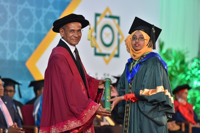 އޭޕްރީލް 1، 2016: އިސްލާމިިކް ޔުނިވަސިޓީގެ ފުރަތަމަ ދަސްވެނިވުމުގެ ރަސްމިއްޔާތުގެ ތެރެއިން -- ފޮޓޯ/ރައީސް އޮފީސް