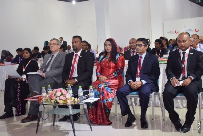 އޭޕްރީލް 22، 2016: ދިވެހި ރެޑް ކްރެސެންޓުގެ އަހަރީ އާއްމު ޖަލްސާގެ ތެރެއިން -- ސަން ފޮޓޯ/ ފަޔާޒު މޫސާ