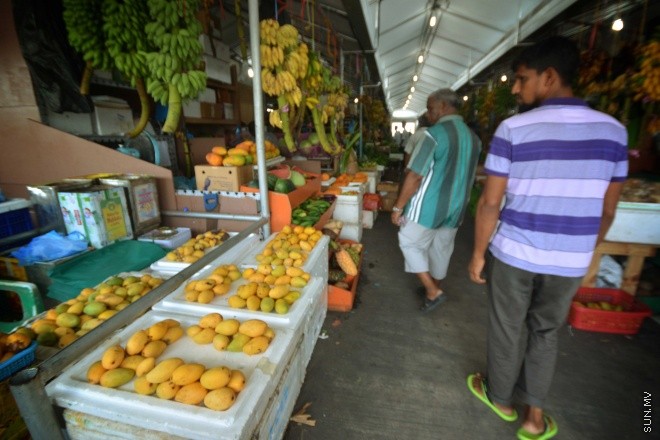 އަނބު މޫސުން ކައިރިވުމާ އެކު މާލޭގެ ބާޒާރުގައި އަނބު ތިޔާގިވުން -- ސަން ފޮޓޯ/ ފަޔާޒު މޫސާ