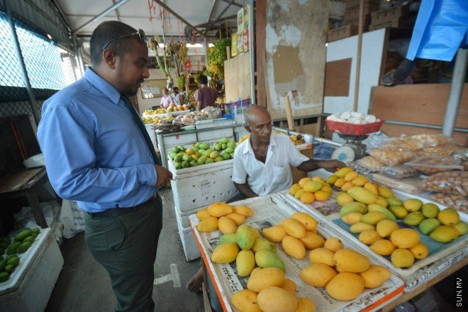 އަނބު މޫސުން ކައިރިވުމާ އެކު މާލޭގެ ބާޒާރުގައި އަނބު ތިޔާގިވުން -- ސަން ފޮޓޯ/ ފަޔާޒު މޫސާ