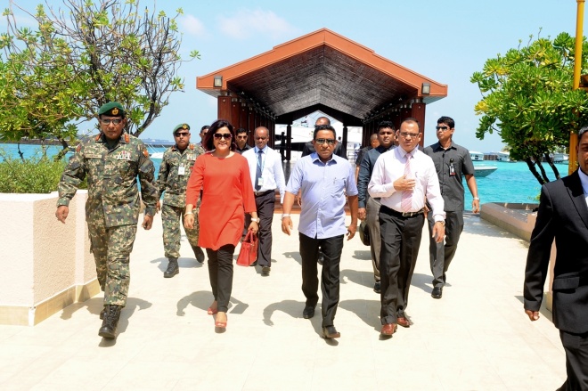 އޭޕްރީލް 26، 2016: އިންޑިއާގެ ކުރީގެ ރައީސް މަރުހޫމް ޑރ. އޭޕީޖޭ އަބްދުލްކަލާމުގެ ހަނދާނުގައި، ފުރަތަމަ ފަހަރަށް ދެވޭ "ޑޮކްޓަރު ކަލާމް ޕުރަސްކާރް ފޮ އެކްސެލެންސް އިން ގަވަރނަންސް 2016" އެވޯޑާއި ހަވާލުވެވަޑައިގަތުމަށް ރައީސް އަބްދުﷲ ޔާމީން އިންޑިއާ އަށް ފުރާވަޑައިގަތުން -- ފޮޓޯ/ ރައީސް އޮފީސް 