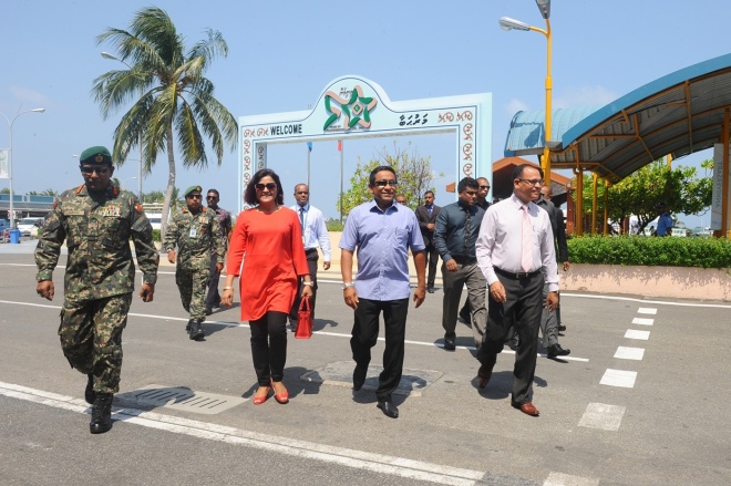އޭޕްރީލް 26، 2016: އިންޑިއާގެ ކުރީގެ ރައީސް މަރުހޫމް ޑރ. އޭޕީޖޭ އަބްދުލްކަލާމުގެ ހަނދާނުގައި، ފުރަތަމަ ފަހަރަށް ދެވޭ "ޑޮކްޓަރު ކަލާމް ޕުރަސްކާރް ފޮ އެކްސެލެންސް އިން ގަވަރނަންސް 2016" އެވޯޑާއި ހަވާލުވެވަޑައިގަތުމަށް ރައީސް އަބްދުﷲ ޔާމީން އިންޑިއާ އަށް ފުރާވަޑައިގަތުން -- ފޮޓޯ/ ރައީސް އޮފީސް 