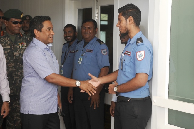 އޭޕްރީލް 26، 2016: އިންޑިއާގެ ކުރީގެ ރައީސް މަރުހޫމް ޑރ. އޭޕީޖޭ އަބްދުލްކަލާމުގެ ހަނދާނުގައި، ފުރަތަމަ ފަހަރަށް ދެވޭ "ޑޮކްޓަރު ކަލާމް ޕުރަސްކާރް ފޮ އެކްސެލެންސް އިން ގަވަރނަންސް 2016" އެވޯޑާއި ހަވާލުވެވަޑައިގަތުމަށް ރައީސް އަބްދުﷲ ޔާމީން އިންޑިއާ އަށް ފުރާވަޑައިގަތުން -- ފޮޓޯ/ ރައީސް އޮފީސް 