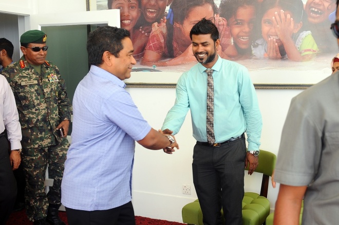އޭޕްރީލް 26، 2016: އިންޑިއާގެ ކުރީގެ ރައީސް މަރުހޫމް ޑރ. އޭޕީޖޭ އަބްދުލްކަލާމުގެ ހަނދާނުގައި، ފުރަތަމަ ފަހަރަށް ދެވޭ "ޑޮކްޓަރު ކަލާމް ޕުރަސްކާރް ފޮ އެކްސެލެންސް އިން ގަވަރނަންސް 2016" އެވޯޑާއި ހަވާލުވެވަޑައިގަތުމަށް ރައީސް އަބްދުﷲ ޔާމީން އިންޑިއާ އަށް ފުރާވަޑައިގަތުން -- ފޮޓޯ/ ރައީސް އޮފީސް 