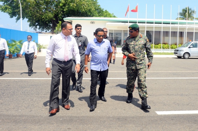 އޭޕްރީލް 26، 2016: އިންޑިއާގެ ކުރީގެ ރައީސް މަރުހޫމް ޑރ. އޭޕީޖޭ އަބްދުލްކަލާމުގެ ހަނދާނުގައި، ފުރަތަމަ ފަހަރަށް ދެވޭ "ޑޮކްޓަރު ކަލާމް ޕުރަސްކާރް ފޮ އެކްސެލެންސް އިން ގަވަރނަންސް 2016" އެވޯޑާއި ހަވާލުވެވަޑައިގަތުމަށް ރައީސް އަބްދުﷲ ޔާމީން އިންޑިއާ އަށް ފުރާވަޑައިގަތުން -- ފޮޓޯ/ ރައީސް އޮފީސް 