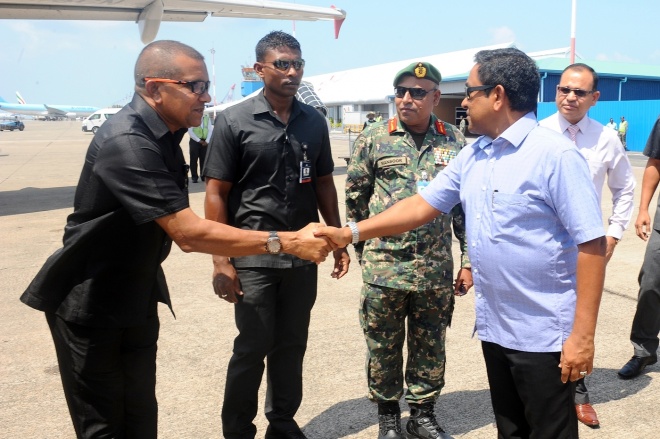 އޭޕްރީލް 26، 2016: އިންޑިއާގެ ކުރީގެ ރައީސް މަރުހޫމް ޑރ. އޭޕީޖޭ އަބްދުލްކަލާމުގެ ހަނދާނުގައި، ފުރަތަމަ ފަހަރަށް ދެވޭ "ޑޮކްޓަރު ކަލާމް ޕުރަސްކާރް ފޮ އެކްސެލެންސް އިން ގަވަރނަންސް 2016" އެވޯޑާއި ހަވާލުވެވަޑައިގަތުމަށް ރައީސް އަބްދުﷲ ޔާމީން އިންޑިއާ އަށް ފުރާވަޑައިގަތުން -- ފޮޓޯ/ ރައީސް އޮފީސް 
