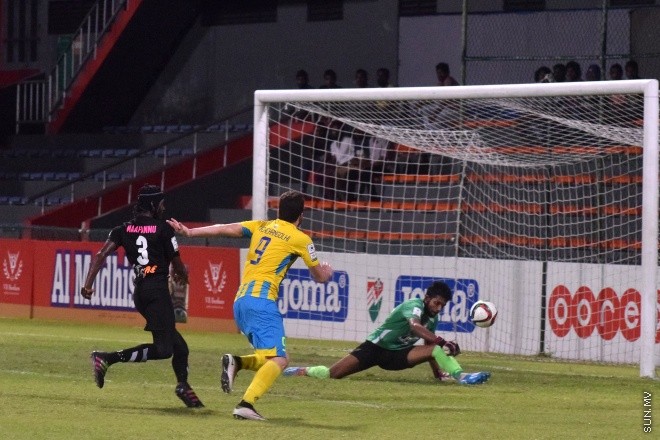 އުރީދޫ ދިވެހި ޕްރިމިއާ ލީގުގެ ފުރަތަމަ ބުރުގައި އީގަލްސް އާއި ވެލެންސިއާ ބައްދަލު ކުރި މެޗުގެ ތެރެއިން: އެ މެޗު ނިމިގެންދިޔައީ ދެ ޓީމުންކުރެ އެއްވެސް ޓީމަކަށް ލަނޑެއްނުޖެހި އެއްވަރުވެގެން --- ސަން ފޮޓޯ:މުހަންމަދު އަފްރާހް