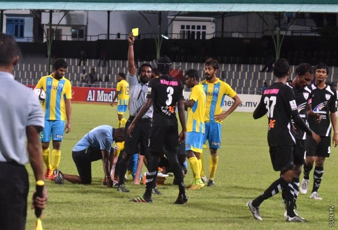 އުރީދޫ ދިވެހި ޕްރިމިއާ ލީގުގެ ފުރަތަމަ ބުރުގައި އީގަލްސް އާއި ވެލެންސިއާ ބައްދަލު ކުރި މެޗުގެ ތެރެއިން: އެ މެޗު ނިމިގެންދިޔައީ ދެ ޓީމުންކުރެ އެއްވެސް ޓީމަކަށް ލަނޑެއްނުޖެހި އެއްވަރުވެގެން --- ސަން ފޮޓޯ:މުހަންމަދު އަފްރާހް