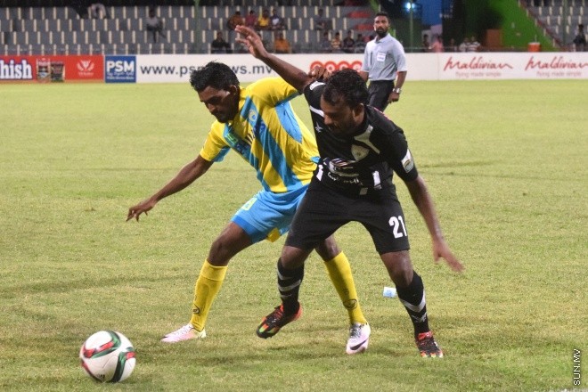 އުރީދޫ ދިވެހި ޕްރިމިއާ ލީގުގެ ފުރަތަމަ ބުރުގައި އީގަލްސް އާއި ވެލެންސިއާ ބައްދަލު ކުރި މެޗުގެ ތެރެއިން: އެ މެޗު ނިމިގެންދިޔައީ ދެ ޓީމުންކުރެ އެއްވެސް ޓީމަކަށް ލަނޑެއްނުޖެހި އެއްވަރުވެގެން --- ސަން ފޮޓޯ:މުހަންމަދު އަފްރާހް
