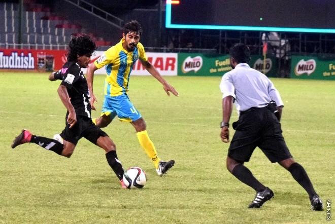 އުރީދޫ ދިވެހި ޕްރިމިއާ ލީގުގެ ފުރަތަމަ ބުރުގައި އީގަލްސް އާއި ވެލެންސިއާ ބައްދަލު ކުރި މެޗުގެ ތެރެއިން: އެ މެޗު ނިމިގެންދިޔައީ ދެ ޓީމުންކުރެ އެއްވެސް ޓީމަކަށް ލަނޑެއްނުޖެހި އެއްވަރުވެގެން --- ސަން ފޮޓޯ:މުހަންމަދު އަފްރާހް