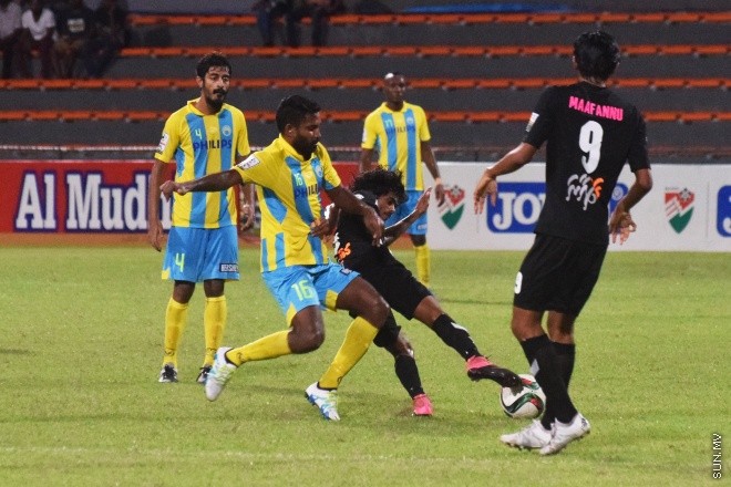 އުރީދޫ ދިވެހި ޕްރިމިއާ ލީގުގެ ފުރަތަމަ ބުރުގައި އީގަލްސް އާއި ވެލެންސިއާ ބައްދަލު ކުރި މެޗުގެ ތެރެއިން: އެ މެޗު ނިމިގެންދިޔައީ ދެ ޓީމުންކުރެ އެއްވެސް ޓީމަކަށް ލަނޑެއްނުޖެހި އެއްވަރުވެގެން --- ސަން ފޮޓޯ:މުހަންމަދު އަފްރާހް
