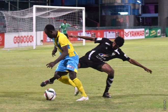 އުރީދޫ ދިވެހި ޕްރިމިއާ ލީގުގެ ފުރަތަމަ ބުރުގައި އީގަލްސް އާއި ވެލެންސިއާ ބައްދަލު ކުރި މެޗުގެ ތެރެއިން: އެ މެޗު ނިމިގެންދިޔައީ ދެ ޓީމުންކުރެ އެއްވެސް ޓީމަކަށް ލަނޑެއްނުޖެހި އެއްވަރުވެގެން --- ސަން ފޮޓޯ:މުހަންމަދު އަފްރާހް