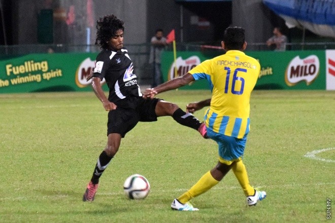 އުރީދޫ ދިވެހި ޕްރިމިއާ ލީގުގެ ފުރަތަމަ ބުރުގައި އީގަލްސް އާއި ވެލެންސިއާ ބައްދަލު ކުރި މެޗުގެ ތެރެއިން: އެ މެޗު ނިމިގެންދިޔައީ ދެ ޓީމުންކުރެ އެއްވެސް ޓީމަކަށް ލަނޑެއްނުޖެހި އެއްވަރުވެގެން --- ސަން ފޮޓޯ:މުހަންމަދު އަފްރާހް