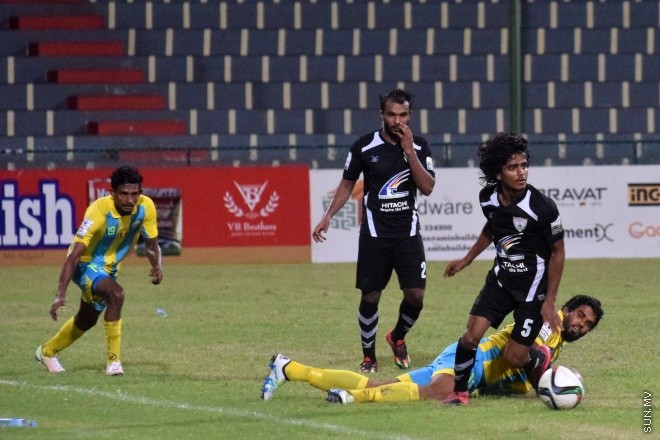 އުރީދޫ ދިވެހި ޕްރިމިއާ ލީގުގެ ފުރަތަމަ ބުރުގައި އީގަލްސް އާއި ވެލެންސިއާ ބައްދަލު ކުރި މެޗުގެ ތެރެއިން: އެ މެޗު ނިމިގެންދިޔައީ ދެ ޓީމުންކުރެ އެއްވެސް ޓީމަކަށް ލަނޑެއްނުޖެހި އެއްވަރުވެގެން --- ސަން ފޮޓޯ:މުހަންމަދު އަފްރާހް