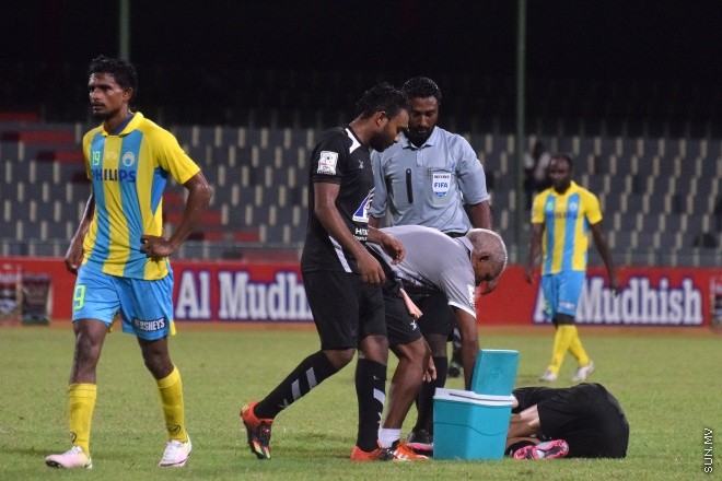 އުރީދޫ ދިވެހި ޕްރިމިއާ ލީގުގެ ފުރަތަމަ ބުރުގައި އީގަލްސް އާއި ވެލެންސިއާ ބައްދަލު ކުރި މެޗުގެ ތެރެއިން: އެ މެޗު ނިމިގެންދިޔައީ ދެ ޓީމުންކުރެ އެއްވެސް ޓީމަކަށް ލަނޑެއްނުޖެހި އެއްވަރުވެގެން --- ސަން ފޮޓޯ:މުހަންމަދު އަފްރާހް