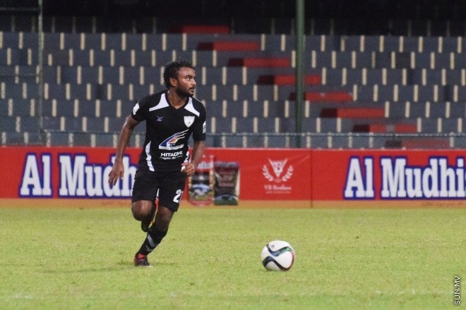 އުރީދޫ ދިވެހި ޕްރިމިއާ ލީގުގެ ފުރަތަމަ ބުރުގައި އީގަލްސް އާއި ވެލެންސިއާ ބައްދަލު ކުރި މެޗުގެ ތެރެއިން: އެ މެޗު ނިމިގެންދިޔައީ ދެ ޓީމުންކުރެ އެއްވެސް ޓީމަކަށް ލަނޑެއްނުޖެހި އެއްވަރުވެގެން --- ސަން ފޮޓޯ:މުހަންމަދު އަފްރާހް