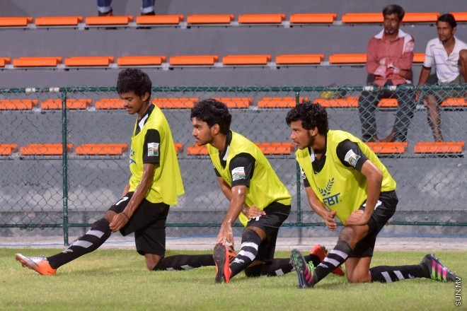 އުރީދޫ ދިވެހި ޕްރިމިއާ ލީގުގެ ފުރަތަމަ ބުރުގައި އީގަލްސް އާއި ވެލެންސިއާ ބައްދަލު ކުރި މެޗުގެ ތެރެއިން: އެ މެޗު ނިމިގެންދިޔައީ ދެ ޓީމުންކުރެ އެއްވެސް ޓީމަކަށް ލަނޑެއްނުޖެހި އެއްވަރުވެގެން --- ސަން ފޮޓޯ:މުހަންމަދު އަފްރާހް