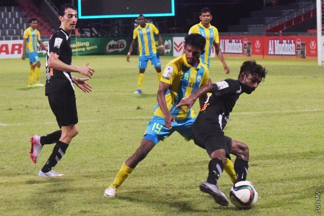 އުރީދޫ ދިވެހި ޕްރިމިއާ ލީގުގެ ފުރަތަމަ ބުރުގައި އީގަލްސް އާއި ވެލެންސިއާ ބައްދަލު ކުރި މެޗުގެ ތެރެއިން: އެ މެޗު ނިމިގެންދިޔައީ ދެ ޓީމުންކުރެ އެއްވެސް ޓީމަކަށް ލަނޑެއްނުޖެހި އެއްވަރުވެގެން --- ސަން ފޮޓޯ:މުހަންމަދު އަފްރާހް