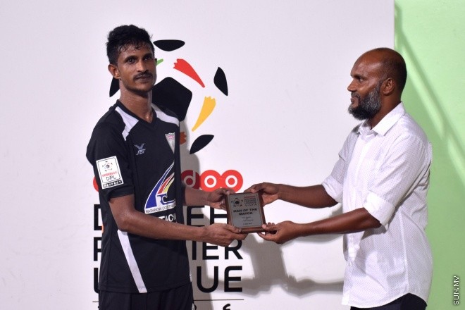 އުރީދޫ ދިވެހި ޕްރިމިއާ ލީގުގެ ފުރަތަމަ ބުރުގައި އީގަލްސް އާއި ވެލެންސިއާ ބައްދަލު ކުރި މެޗުގެ މޮޅު ކުޅުންތެރިޔާގެ މަގާމަށް ހޮވުނު އީގަލްސްގެ އަހުމަދު ޒާދު (ވ) --- ސަން ފޮޓޯ:މުހަންމަދު އަފްރާހް