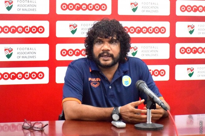 އުރީދޫ ދިވެހި ޕްރިމިއާ ލީގުގެ ފުރަތަމަ ބުރުގައި އީގަލްސް އާއި ވެލެންސިއާ ބައްދަލު ކުރި މެޗަށް ފަހު ބޭއްވި ނޫސްވެރިންގެ ބައްދަލުވުމުގައި ވެލެންސިއާގެ މެނޭޖަރު ޝިބާއު ވާހަކަ ދައްކަނީ --- ސަން ފޮޓޯ:މުހަންމަދު އަފްރާހް