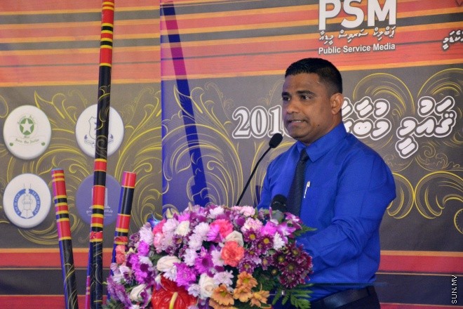 މެއި 9، 2016: ވާހަކަދެއްކުމާއި މަޒުމޫނު ލިޔުމުގެ ގައުމީ މުބާރާތުގެ ނަތީޖާ ފާޅުކުރުމަށް ބޭއްވި ރަސްމިއްޔާތުގެ ތެރެއިން --- ސަން ފޮޓޯ/ ފަޔާޒު މޫސާ