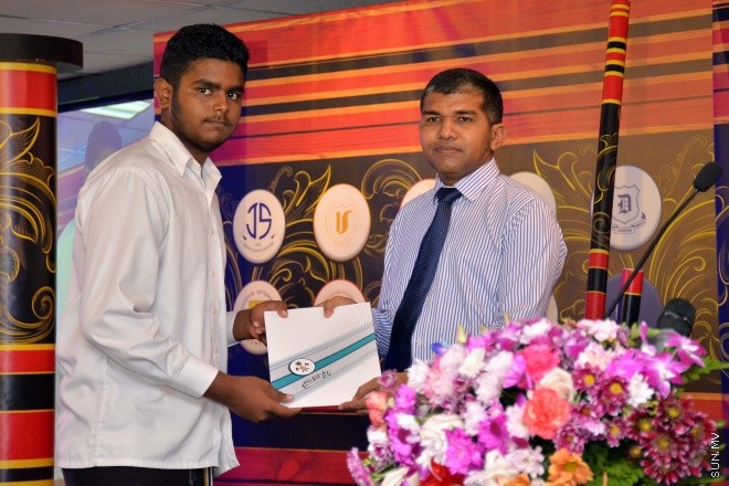 މެއި 9، 2016: ވާހަކަދެއްކުމާއި މަޒުމޫނު ލިޔުމުގެ ގައުމީ މުބާރާތުގެ ނަތީޖާ ފާޅުކުރުމަށް ބޭއްވި ރަސްމިއްޔާތުގެ ތެރެއިން --- ސަން ފޮޓޯ/ ފަޔާޒު މޫސާ